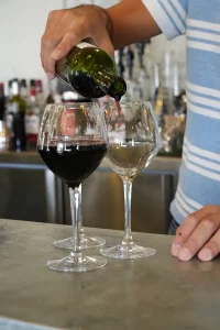 Verre de vin au comptoir la rochelle restaurant la pallice
